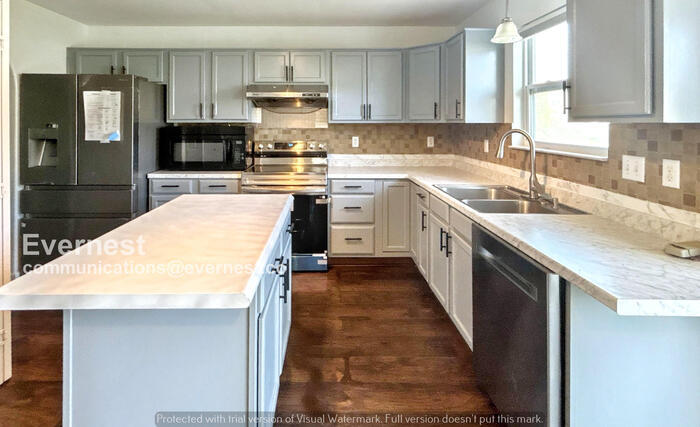 Building Photo - 5300 Folsom Dr