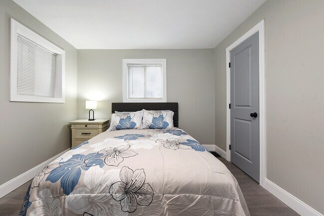 Building Photo - 153 Labelle St