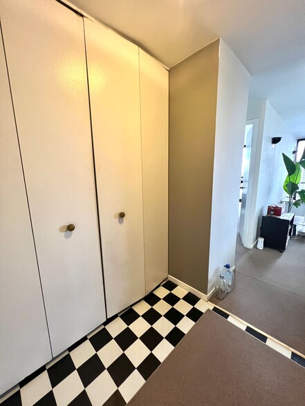 Hallway to Living Room - 4343 N CLARENDON Ave