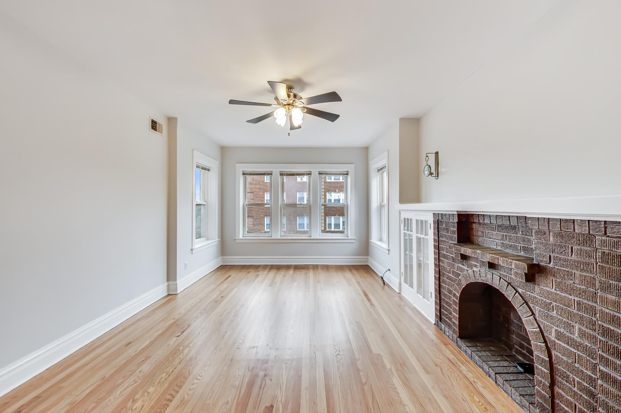 Building Photo - 2436 W Diversey Ave