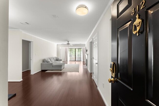 Building Photo - 25312 Plantation Dr NE