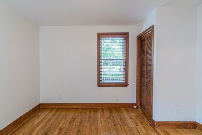Building Photo - 147 River St