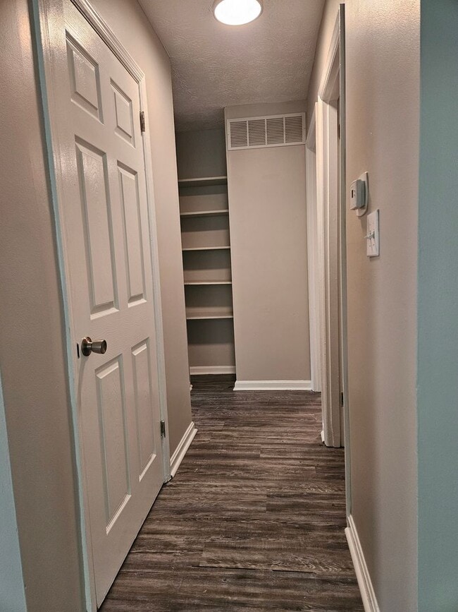 Building Photo - 2 Bed 1 Bath Duplex