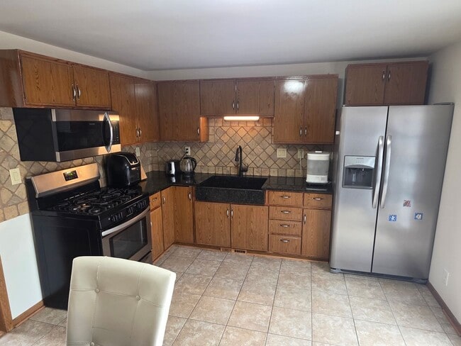 Building Photo - Updated 3 bedroom Kenosha home