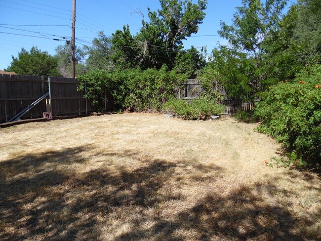 Building Photo - 2 Story Cute House Close to Campus! Lease Now for the 2026-2027 School Year! Available September ...