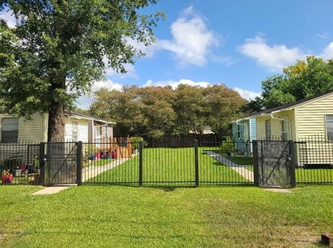 Building Photo - 13733 Duncum St