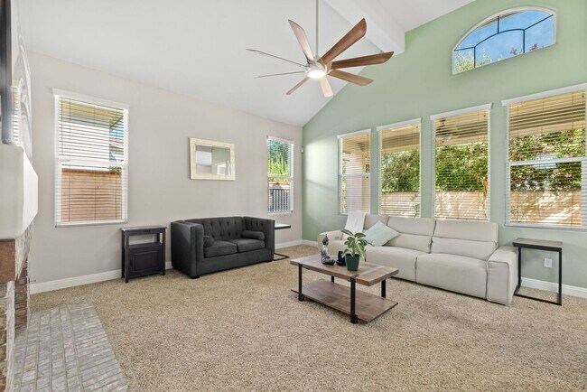 Building Photo - CLEAN 3 BEDROOM / 2 BATHROOM IN SEVEN OAK!...