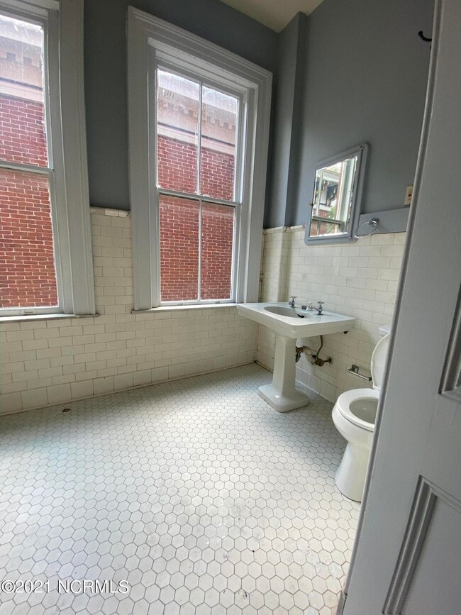 Building Photo - 202 S 3rd St