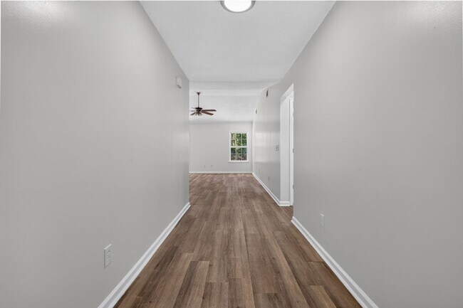 Building Photo - Beautiful home in Elgin