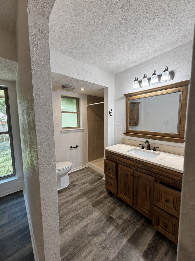 Building Photo - 3-Bedroom, 2 Bath Single Family for Rent in Arlington, TX | Attached Garage & Modern Kitchen