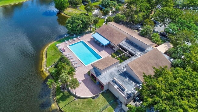 Building Photo - 2202 S Cypress Bend Dr