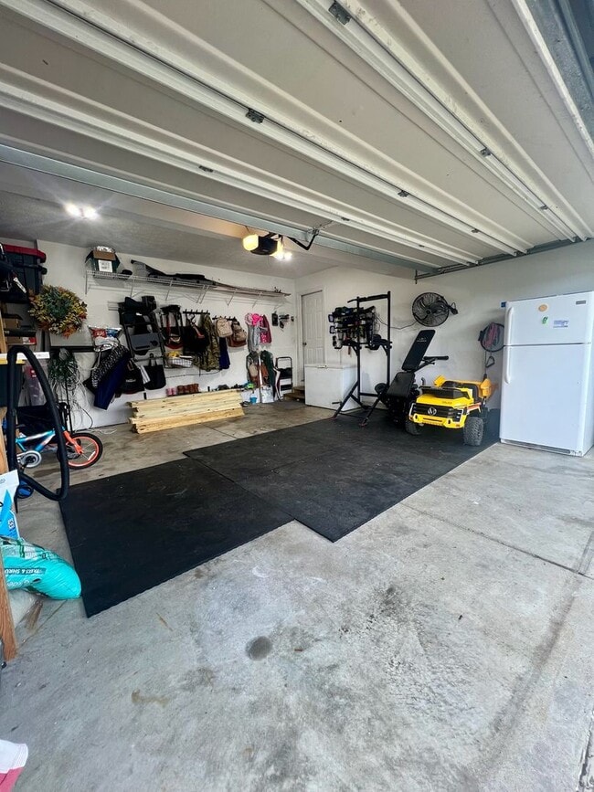 Building Photo - Beautiful 4 Bedroom Home in a Cul-De-Sac