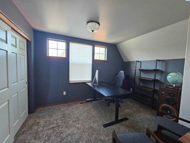 Building Photo - Well Kept Townhouse with Yard Care Included