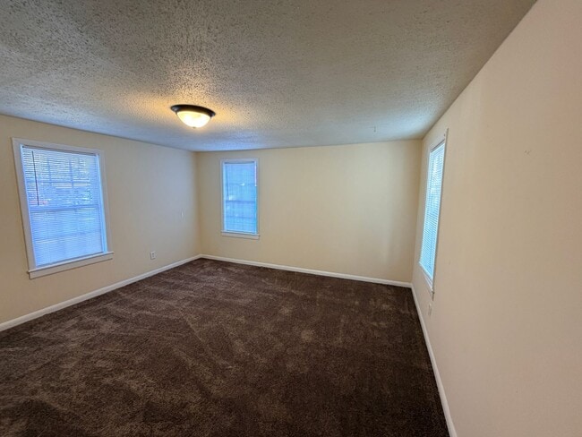 Building Photo - 2 Bedroom 1 Bath Home