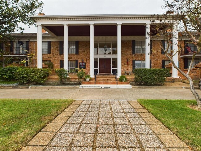 Building Photo - 2824 Briarhurst Dr
