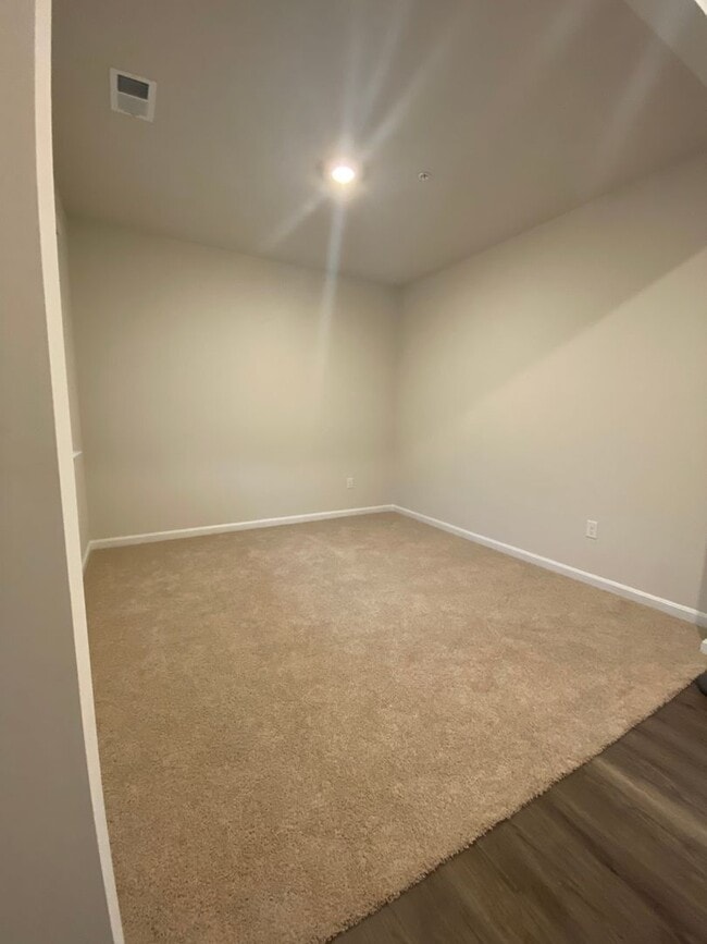 Building Photo - Beautiful Nearly-New 4 Bedroom, 2.5 Bath H...