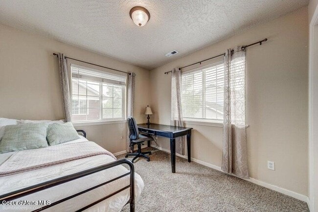 Building Photo - Beautiful Updated 3 Bedroom Condo with A/C, Garage & Fireplace in Forsythia Place!