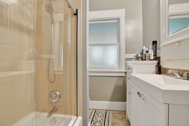 Building Photo - Great 3 Bedroom & 2 Full Baths In GREAT South Plaza Location