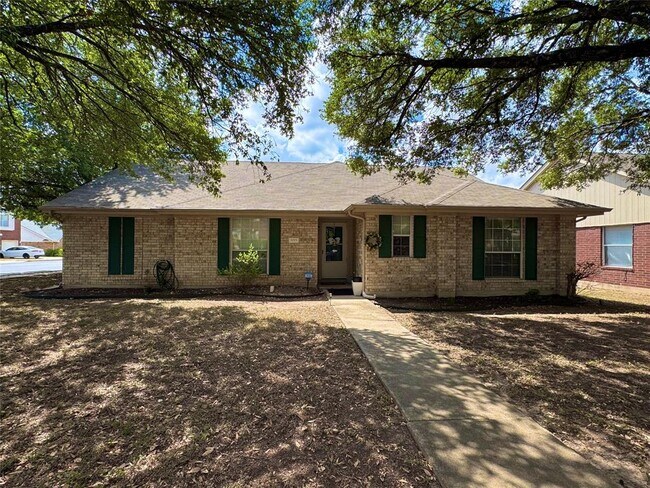 Building Photo - 1015 Thackeray Ln