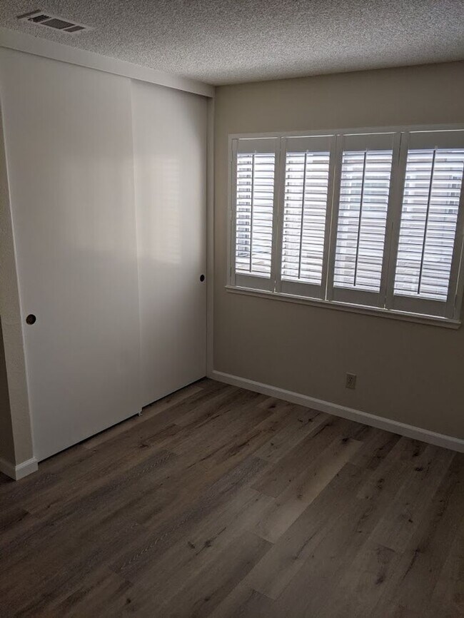 Building Photo - LOS GATOS  - Town House with designer upda...