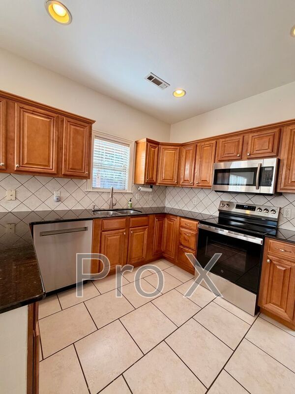 Building Photo - 1500 NE Dysart Woods Ln