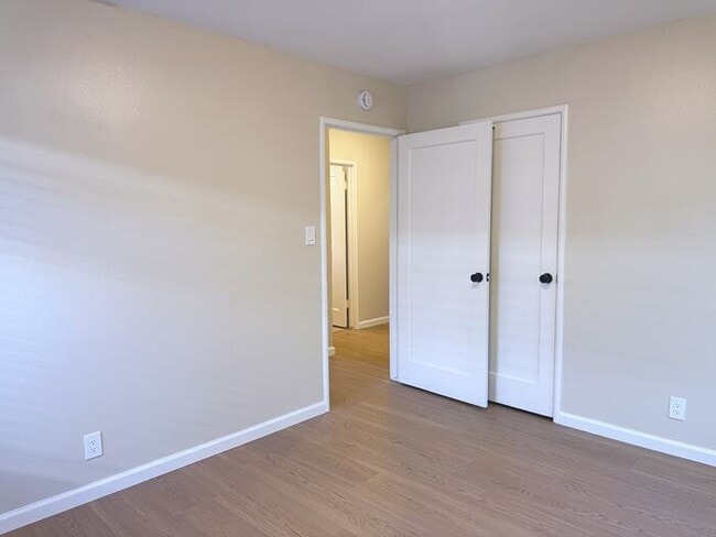 Building Photo - Cute 3 Bedroom Home Close to Shopping