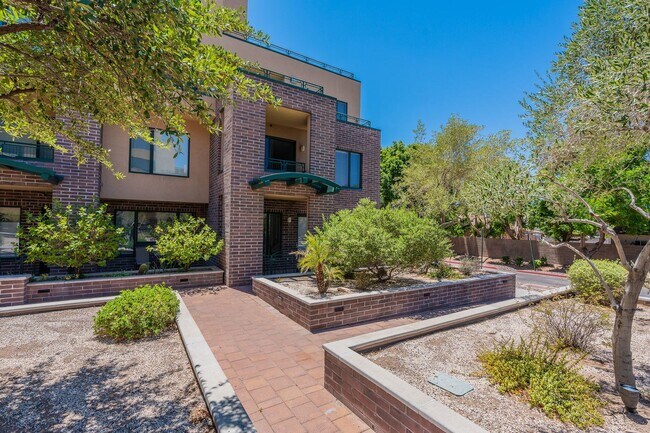 Building Photo - 16 W Encanto Blvd