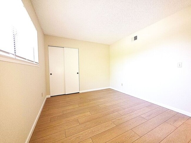 Building Photo - Beautiful, Very Large 2 Bedroom with Garage, Fireplace, Balcony & A/C Near Washoe Golf Course