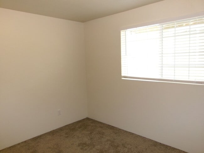 Building Photo - Nice two story 2 bedroom townhouse