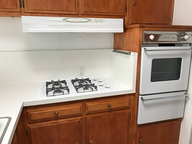 Kitchen - 2607 Laurel Canyon Blvd