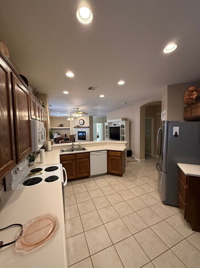 Building Photo - Coral Canyon home -3/2 w/ 2 c garage - Fur...