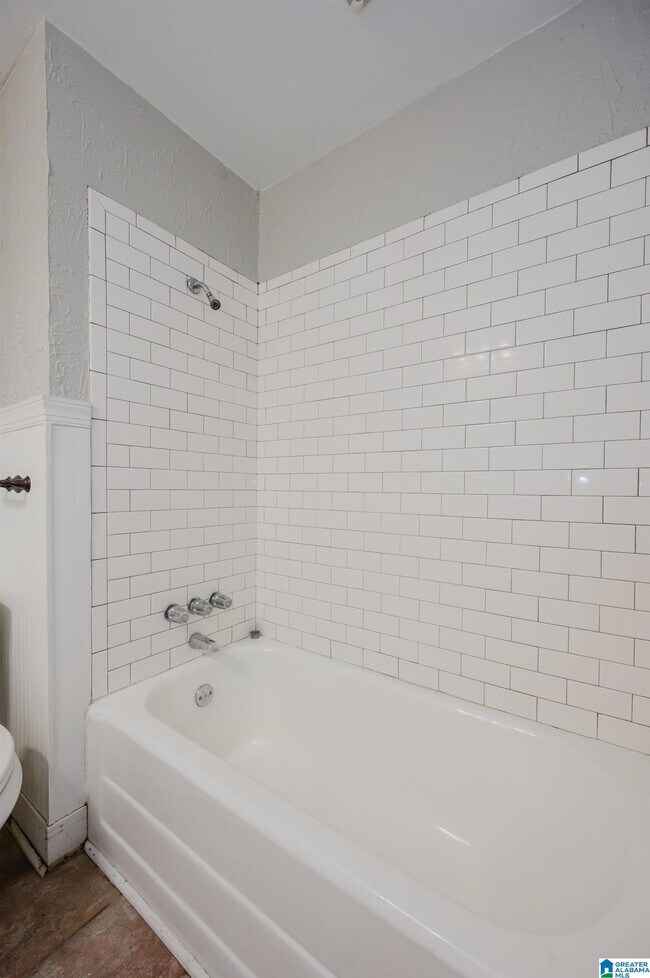 Building Photo - 2810 Rhodes Cir S