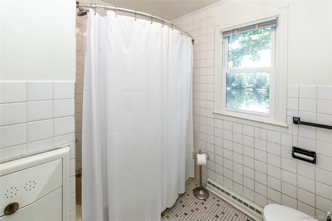 Building Photo - 24 Crescent Dr