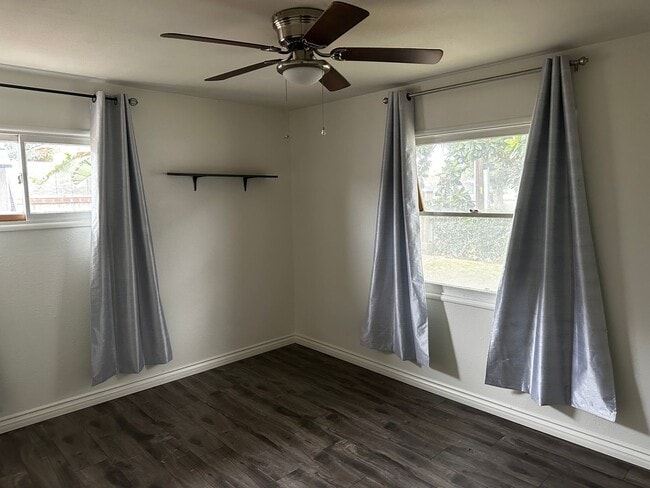 Building Photo - Charming Riverside Home on Hillside Avenue!