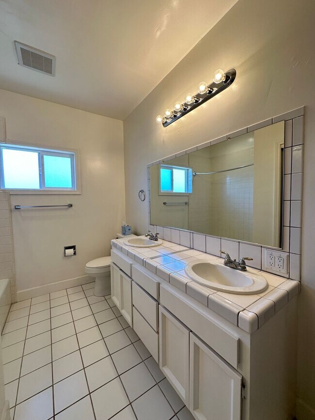 Building Photo - 4 Bedroom Home on Half Acre Lot