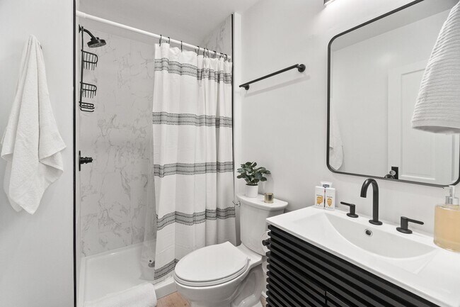 Building Photo - Renovated Historic Townhome — 2BR, 1,000 Sq Ft, West Central