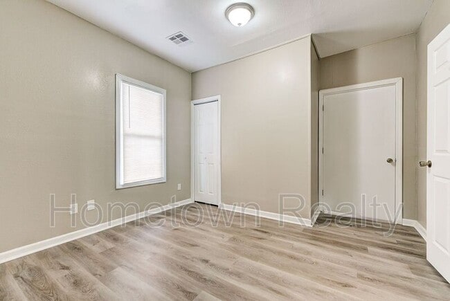 Building Photo - 2105 N Lottie Ave