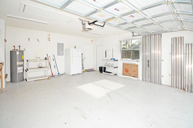 Building Photo - 896 Rose Ct