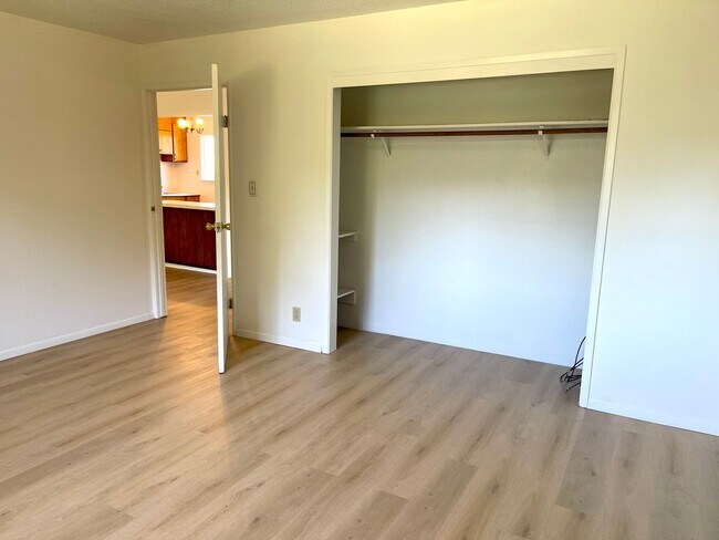 Building Photo - One level 2 bedroom duplex in Forestville! Near downtown!