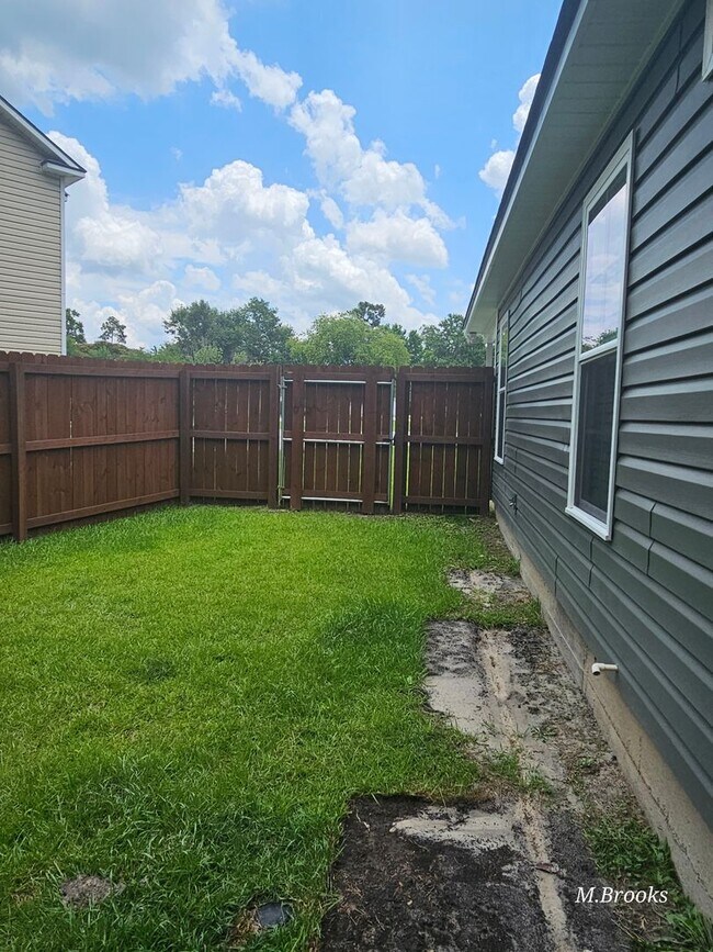 Building Photo - 1704 Almond Tree Pl