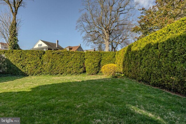 Building Photo - 1210 W Darby Rd