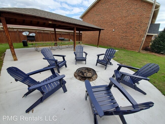 Building Photo - 1 br, 1 bath Room For Rent - 220 Lanier Dr