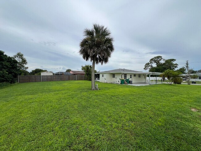 Building Photo - ** Annual ** 2 Bed / 2 Bath ** Single Fami...