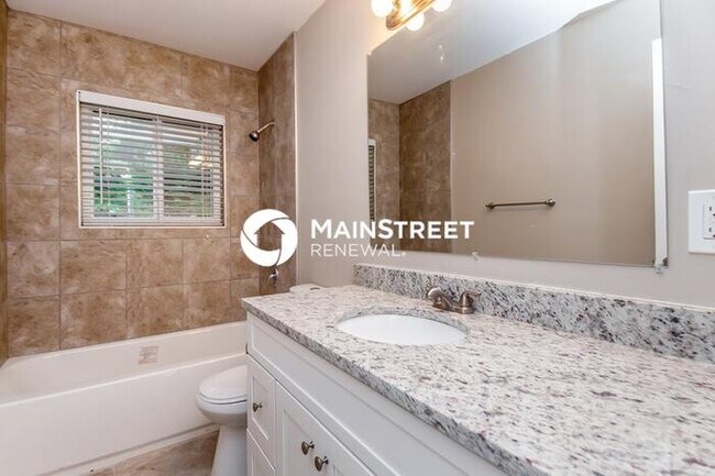 Building Photo - 3 Bedroom Pet-Friendly Home in Forest Park...