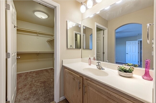Building Photo - Southwest 5 bd 3 full bath with 2 car gara...