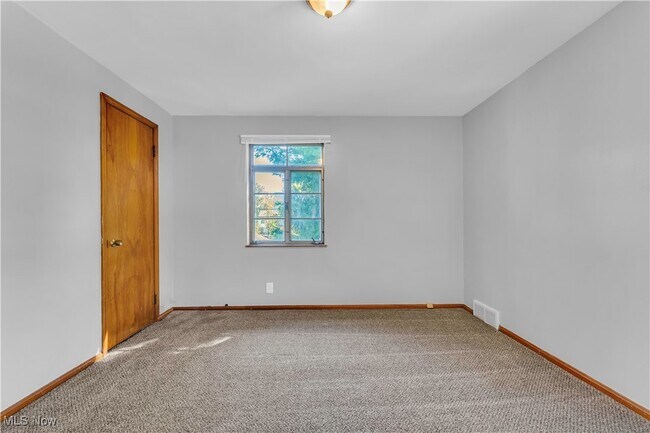 Building Photo - 19500 Lakeshore Blvd