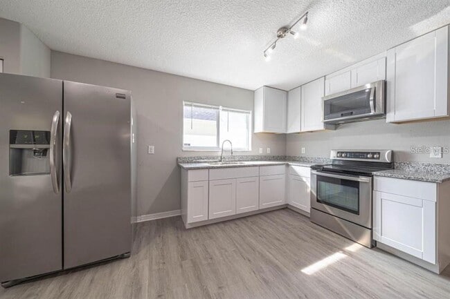 Building Photo - 2025 Peaceful Palm St