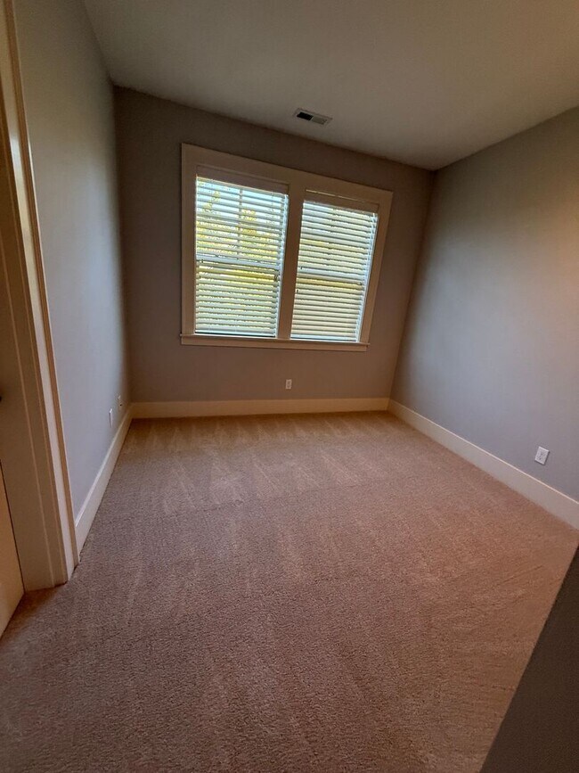 Building Photo - Stunning Contemporary townhome in Coveted Peterkort Woods, near St. Vincent's in Cedar Mill