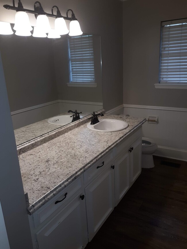 Building Photo - ~Bixby Beauty!~ Plank Flooring, Granite Co...