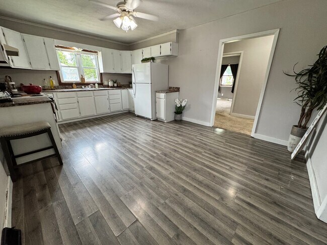 Building Photo - 3 Bed, 1 Bath Home for rent in Elk Run Heights